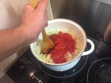 トマトを潰しつつ全体をかき混ぜる
