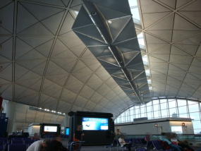 香港国際空港の出発ロビー