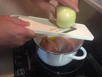 玉ねぎをみじん切りにして鍋に入れる