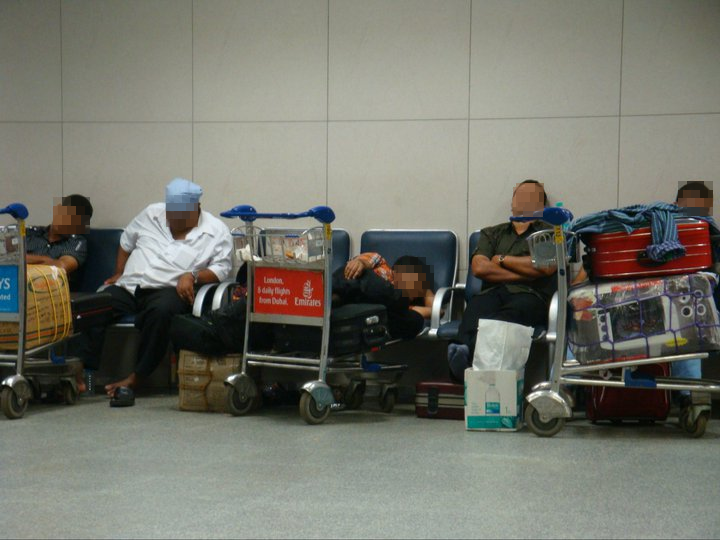 ムンバイの空港で朝を待つ人々