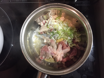 ごま油で豚小間切れ肉、ネギ、ショウガを炒める
